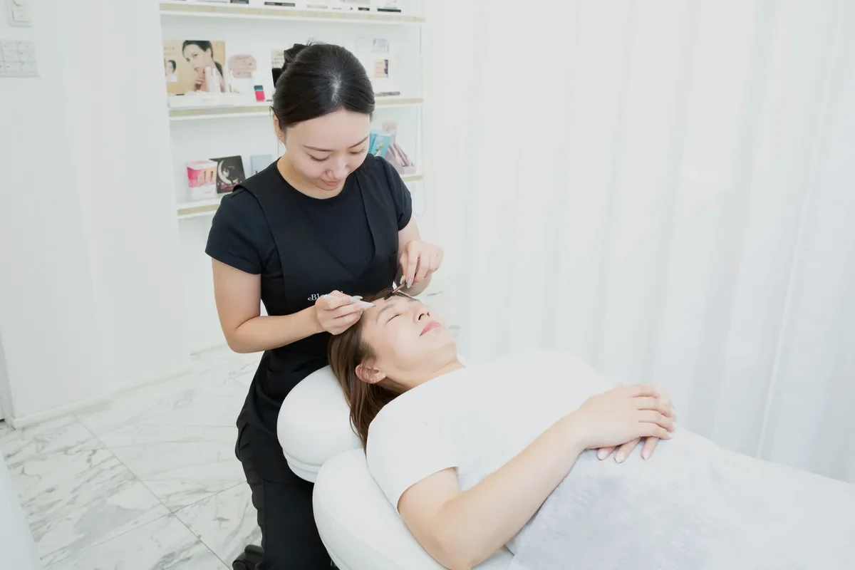 美眉サロンBlangeの眉スタイリング施術