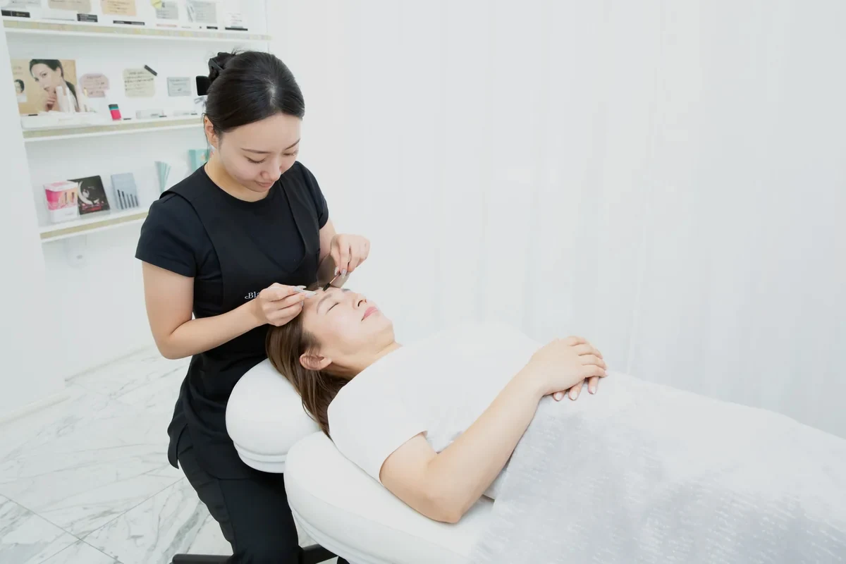 眉施術を受けるお客様