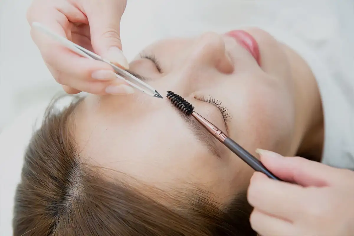 骨格に合わせた眉デザインの手元