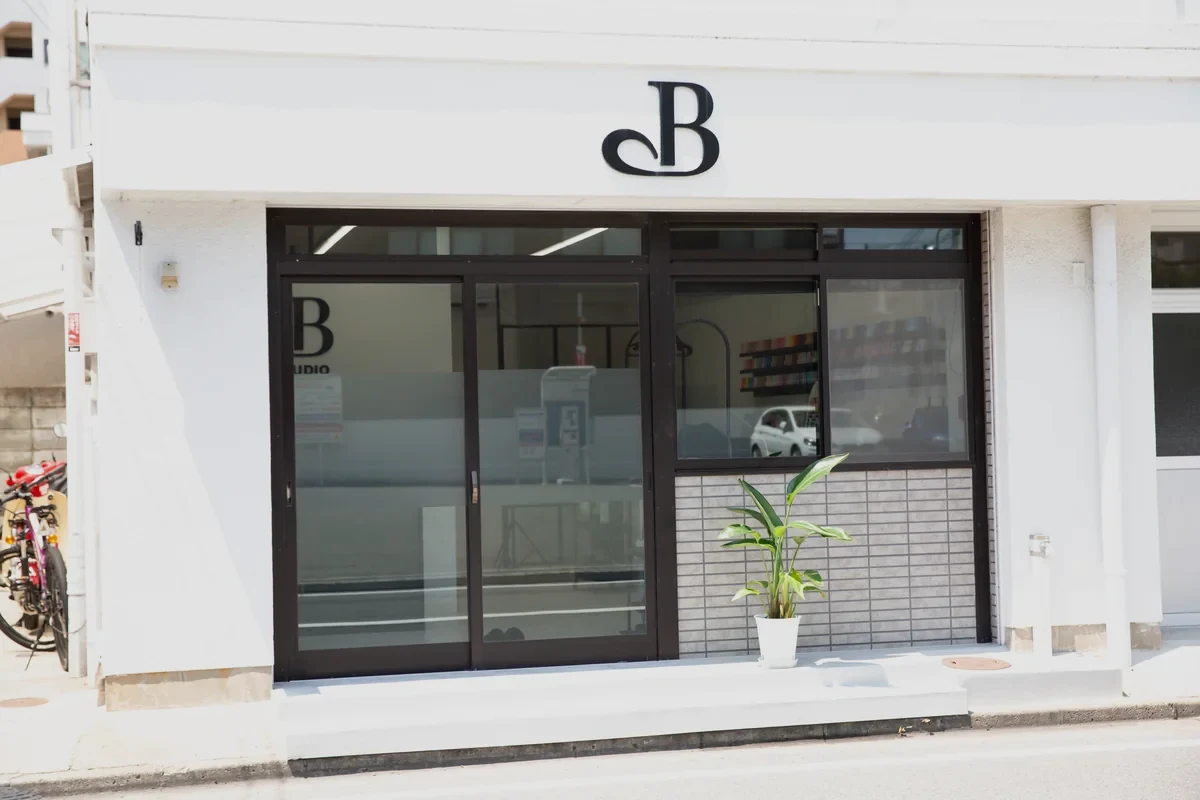 B STUDIOのネイル施術