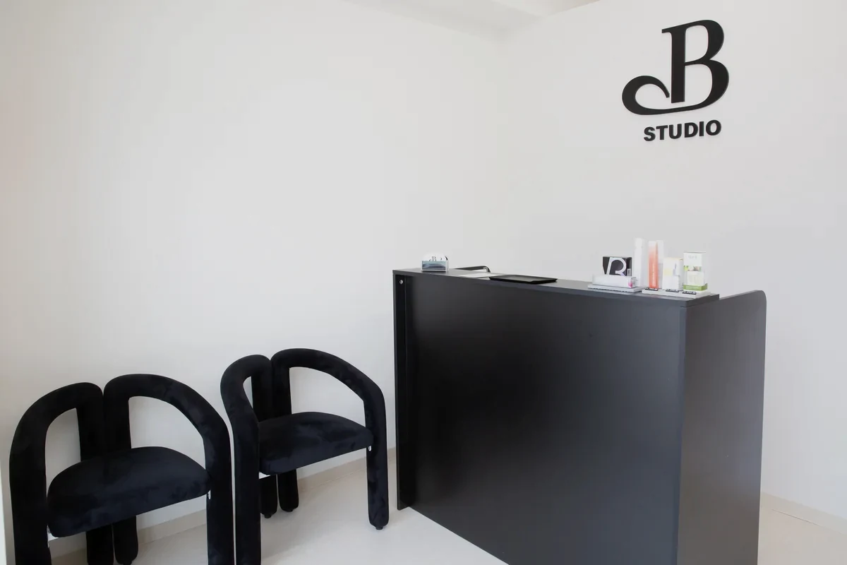 B STUDIOの受付・店内